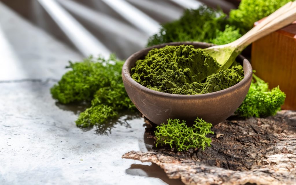 Spirulina: ce beneficii și proprietăți are și care este doza zilnică recomandată?