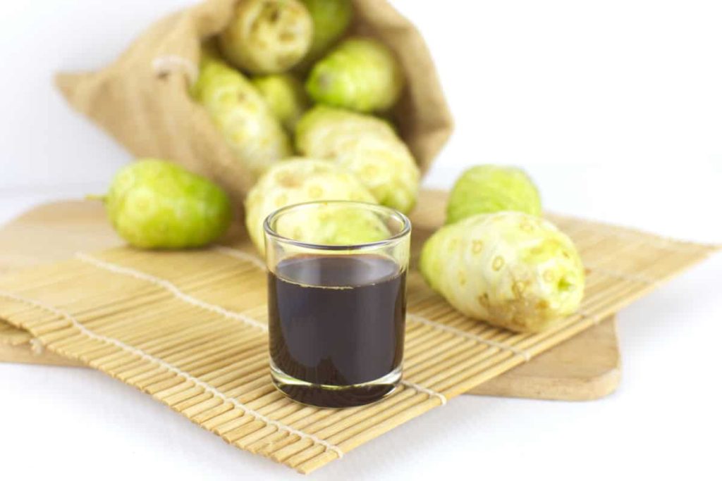 Suc de noni – beneficii + cum să îl alegi