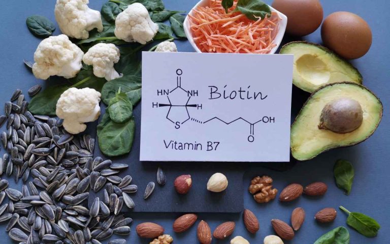 Biotina – beneficii, utilizări și efecte pentru sănătatea părului și a organismului