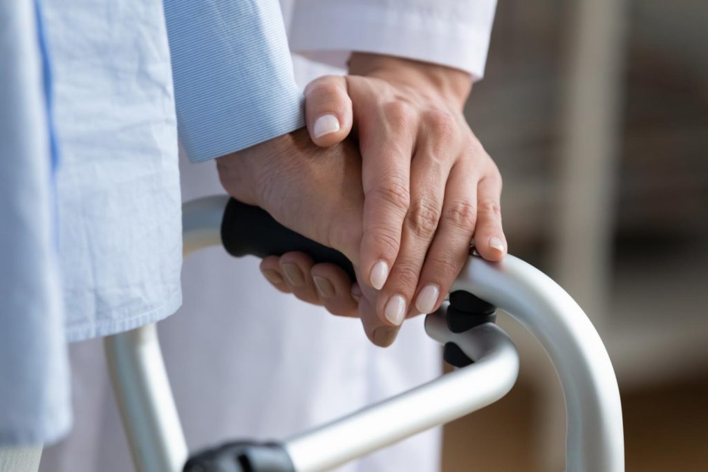 Recuperarea după AVC la domiciliu – ce presupune și cât timp durează