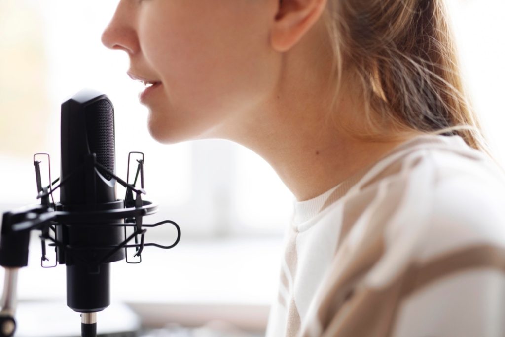 Paralizia corzilor vocale – cauze, simptome, diagnostic și tratament