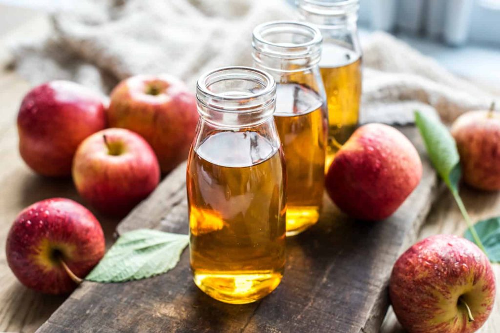 Cât suc de mere natural poți bea pe zi? Cantitatea zilnică pentru adulți și copii
