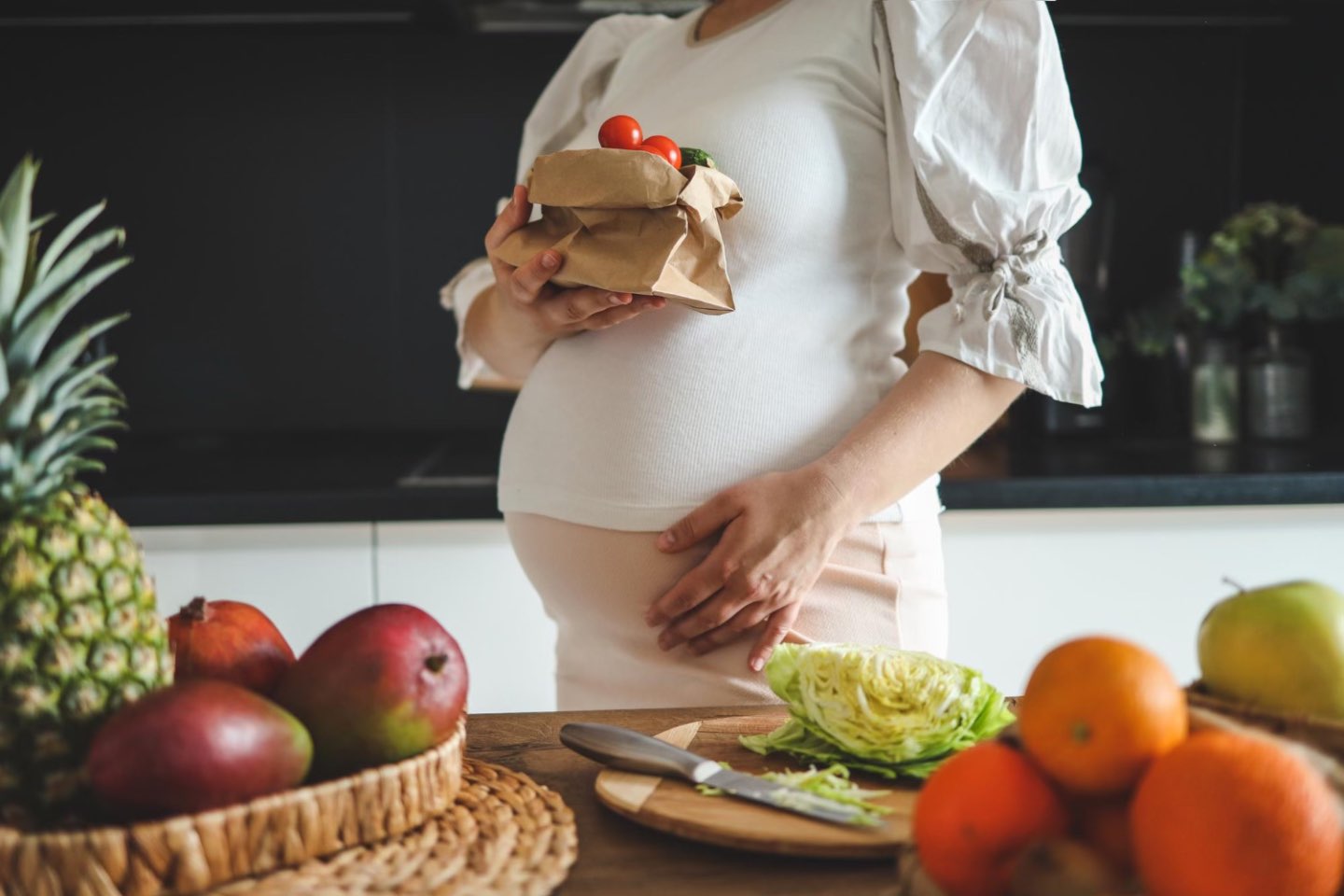 Ce alimente sunt interzise in sarcina (femeie insarcinata in bucatarie, fructe si legume, dieta prenatala)
