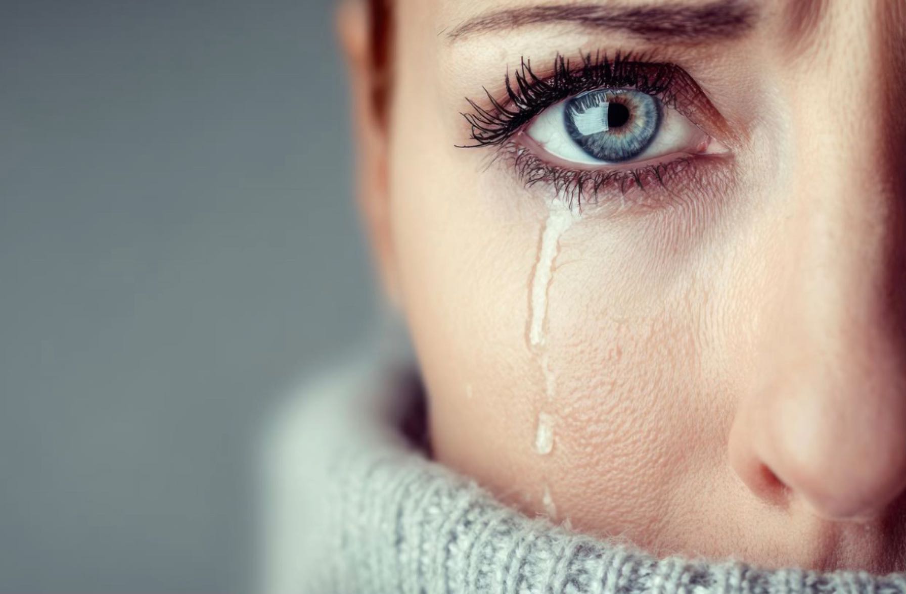 Epifora (femeie care plange, lacrima, ochi albastri)