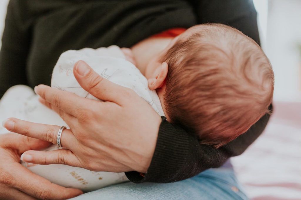 Regurgitarea la bebeluși – de ce apare, diferența față de reflux și cum previi vărsăturile