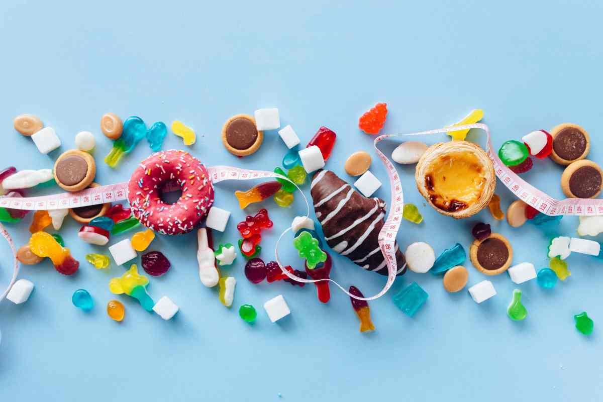1. Chisturi ovariene alimente interzise in sindromul ovarelor polichistice si micropolichistice – ce trebuie evitat pentru echilibru hormonal si ce solutii exista Dulciuri, alimente procesate