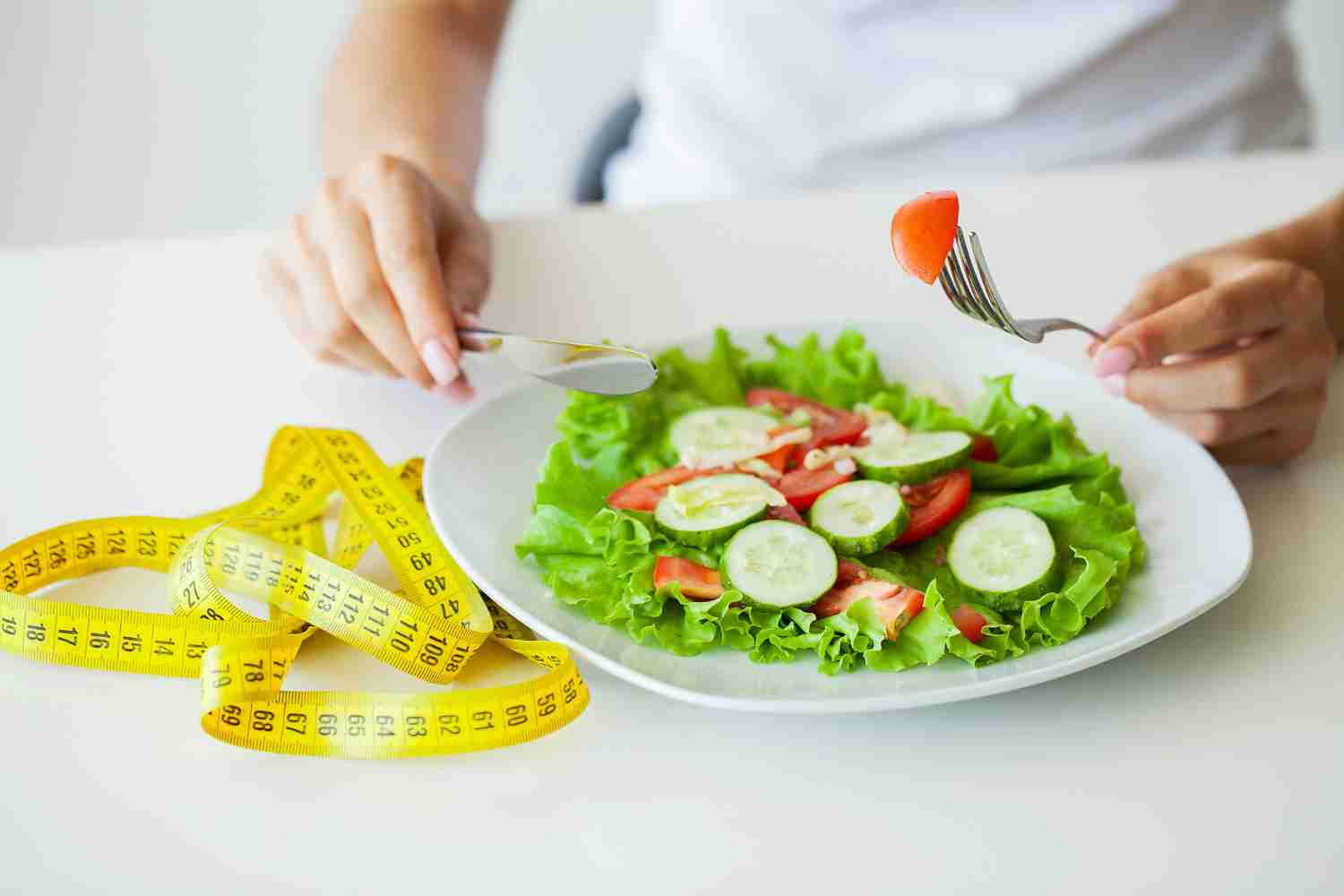 1. dieta de slabit salata, castraveti, rosii, farfurie