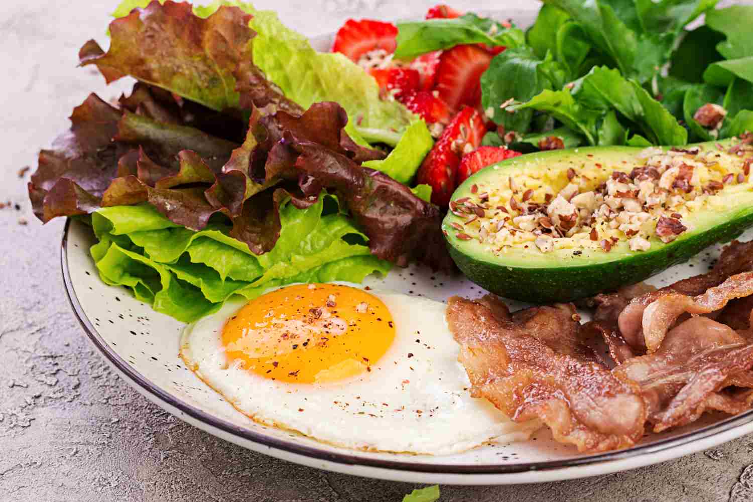 1. dieta keto oua, salata, avocado, bacon