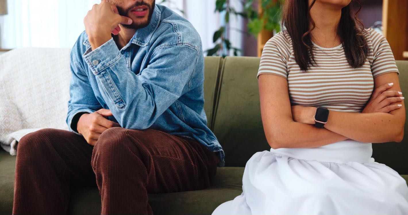 Atasamentul anxios in relatii (cuplu care discuta, probleme emotionale, femeie suparata)