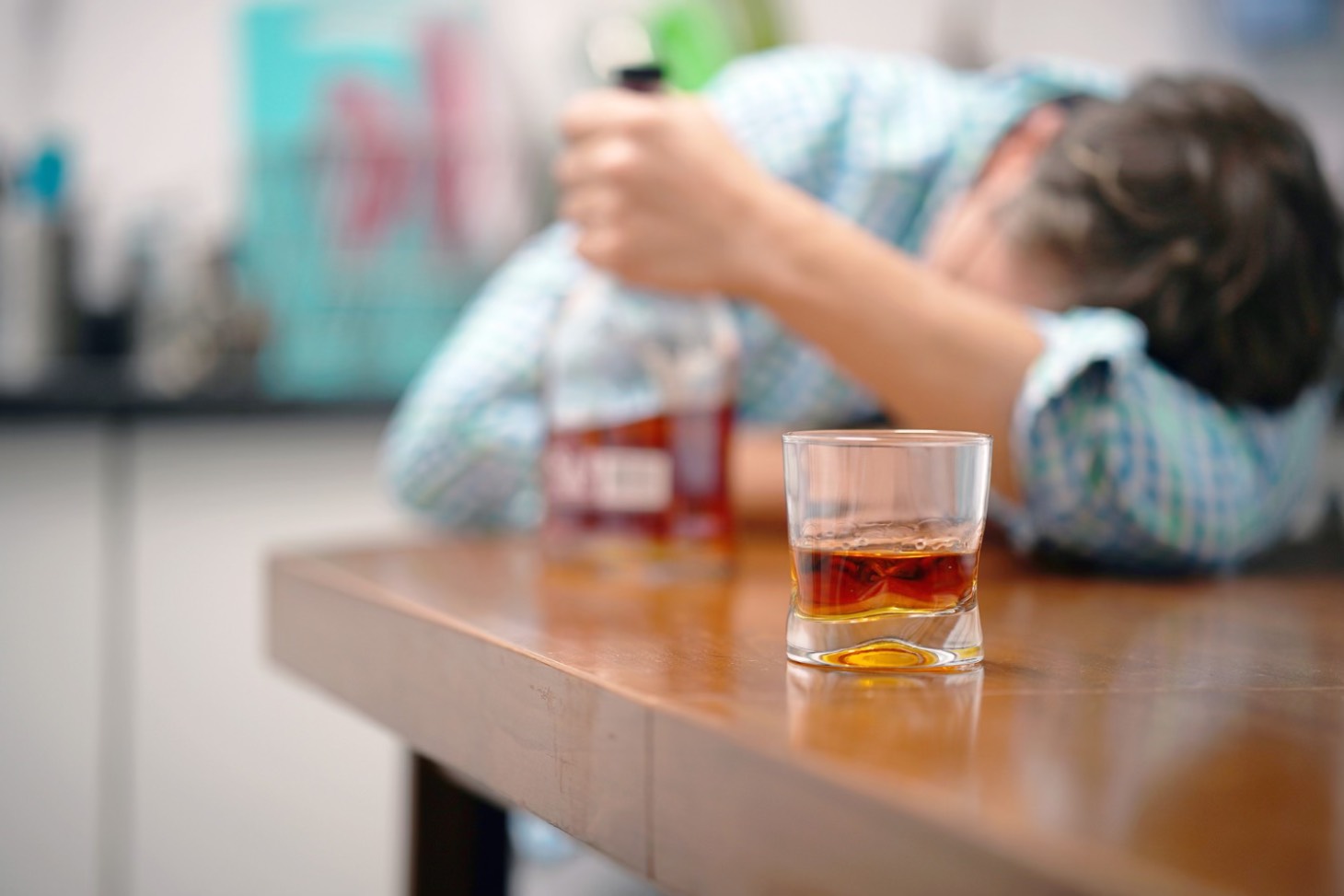 Dependenta de alcool (barbat lesinat care tine o sticla de alcool in mana, pahar cu alcool, sufragerie)