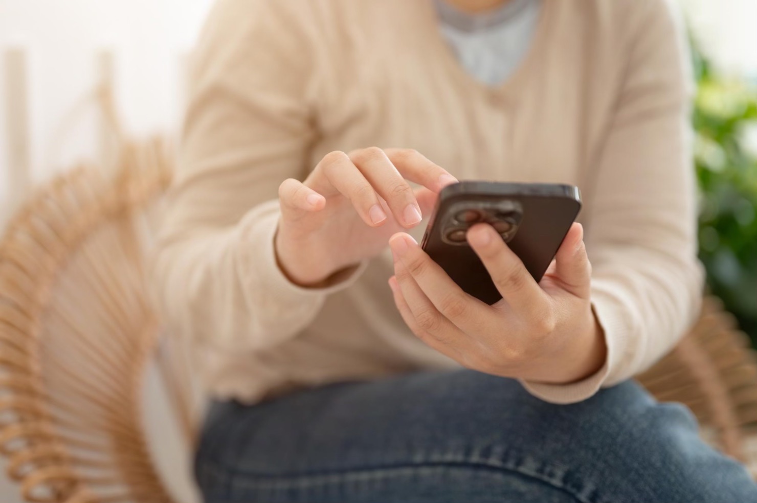 Dependenta de telefon (femeie care sta pe telefon, scrolling, sufragerie luminata)