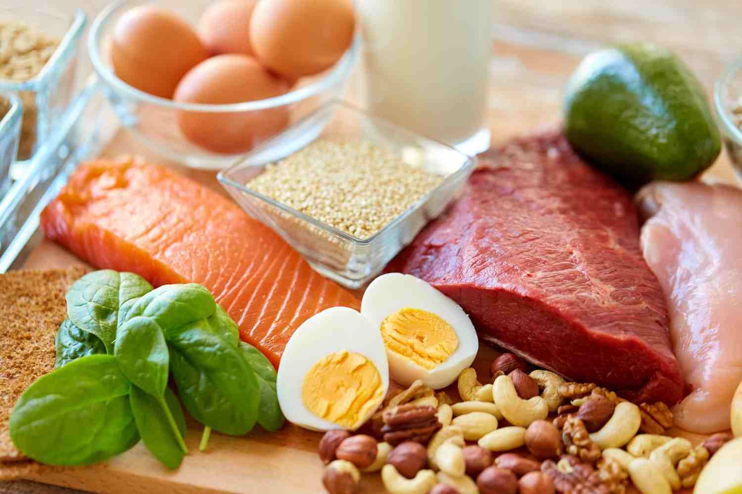Dieta proteica Ghidul complet cu alimente proteice, surse de proteine si de cate grame pe zi ai nevoie pentru slabire