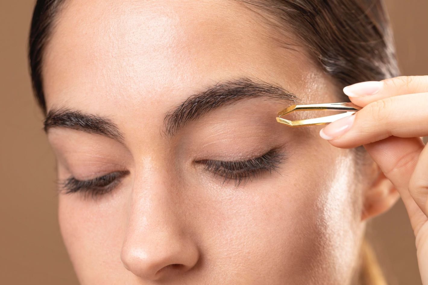 Ingrijirea sprancenelor (femeie care se penseaza, sprancene dese, rutina de beauty)