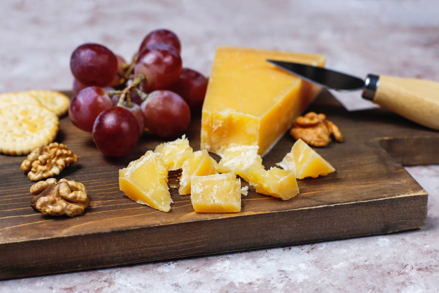 Lactobacillus helveticus (branza artizanala elvetiana servita cu nuci, biscuiti si struguri, sursa de probiotice, cutit de branza)