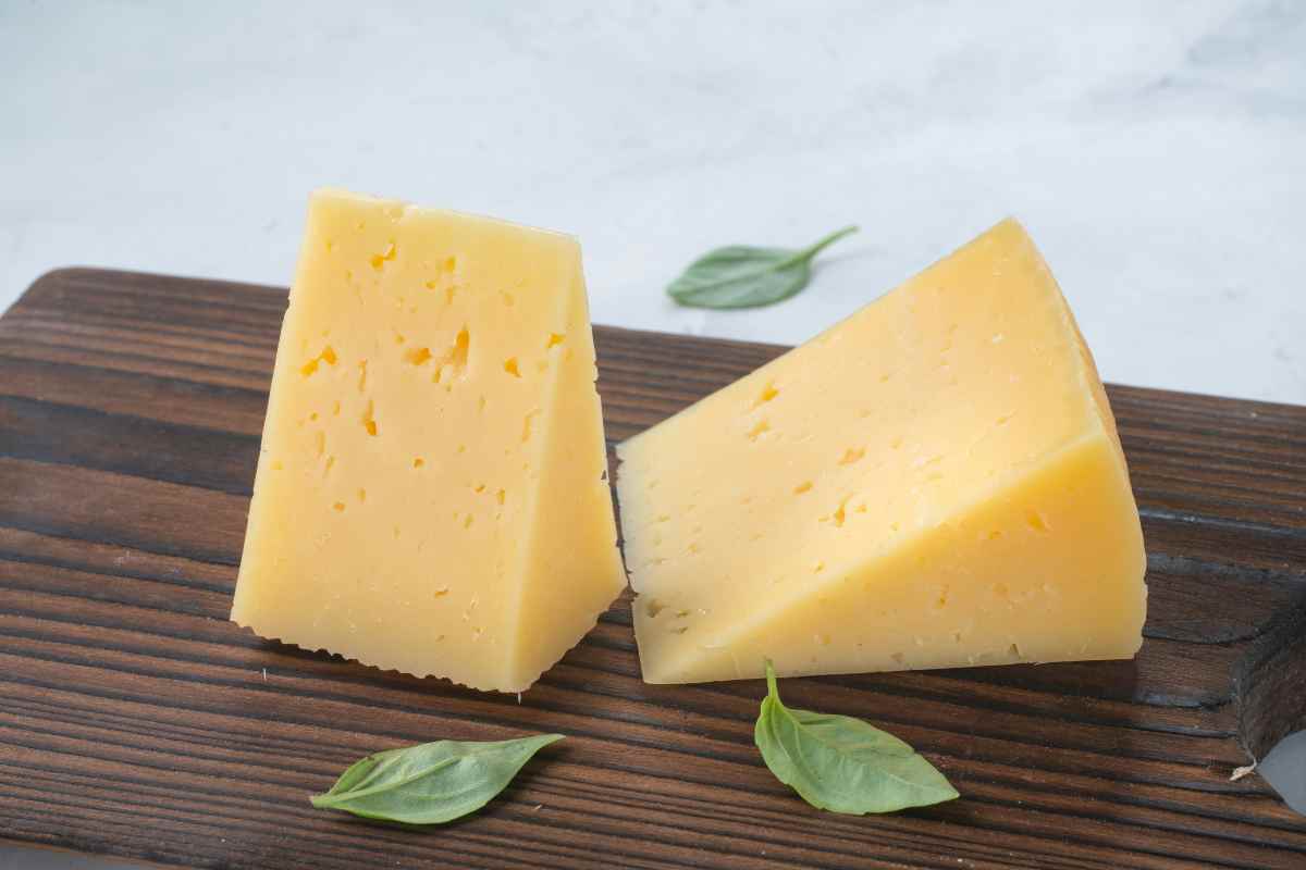 1. Alimente interzise in astmul bronsic ce sa eviti, ce vitamine, suplimente si ceaiuri pot sustine respiratia Cascaval aranjat pe masa
