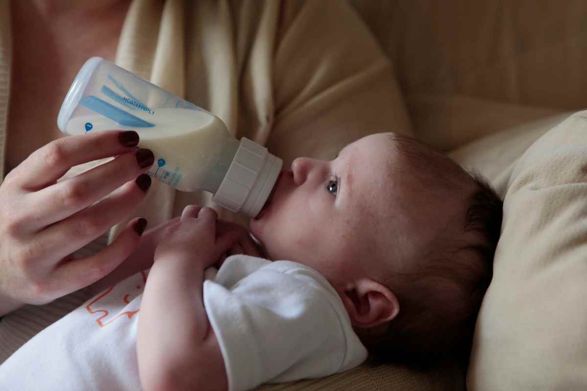 1. Intoleranta la lactoza la bebelusi simptome, semne de alergie si solutii cu lapte fara lactoza si probiotice Mama hranind bebelusul cu lapte din biberon