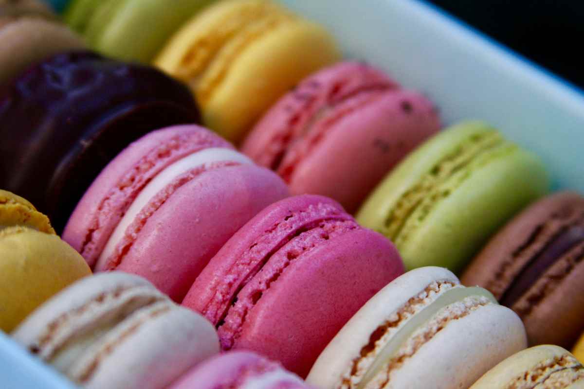 1. Zona zoster alimente interzise, regim alimentar si vitamine recomandate pentru sustinerea organismului Platou cu sortimente de macarons