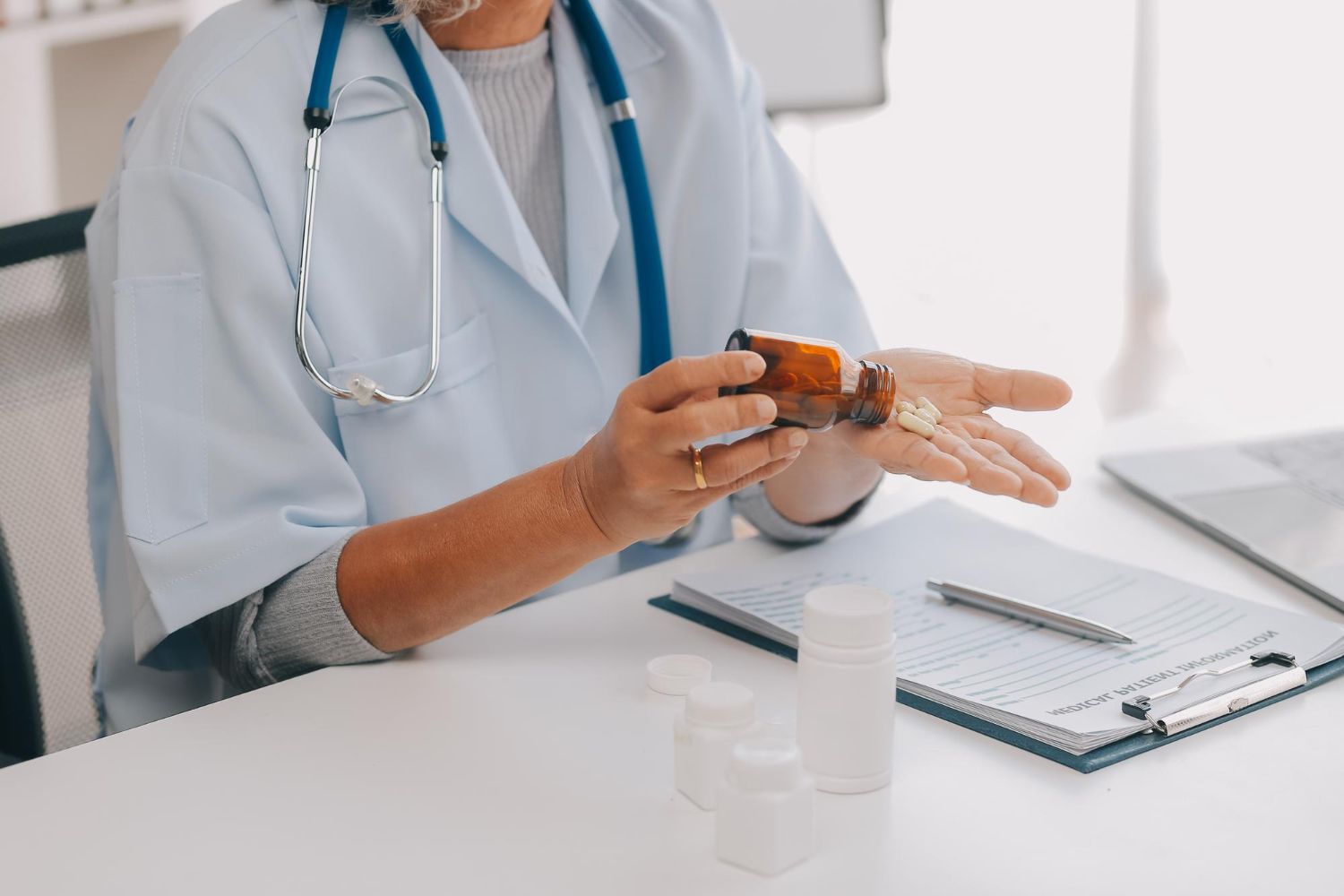 1. necrobioza lipoidica medic, stetoscop, pastile