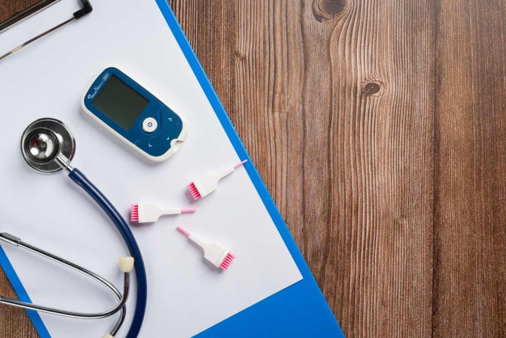 4. Cum se stabilește diagnosticul (echipamente pentru depistarea diabetului, diagnostic medical, stetoscop si fisa medicala)