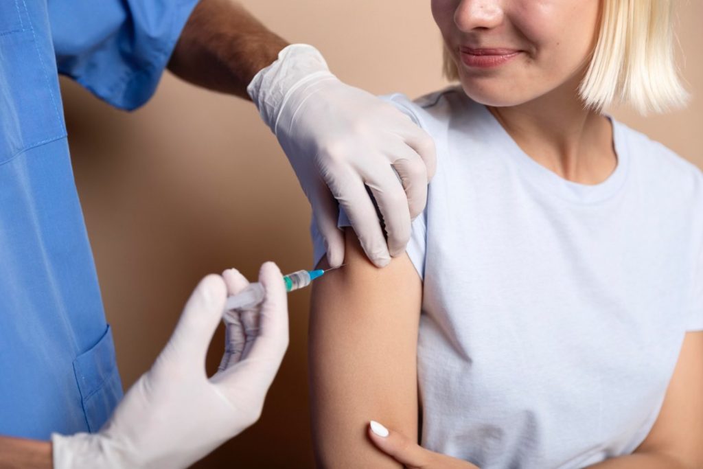 8. Prevenirea tuberculozei ganglionare (medic care vaccineaza o femeie, vaccin BCG, injectie)