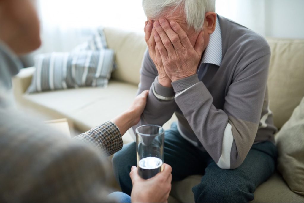9. Ingrijirea persoanelor (batran coplesit, asistent care ii ofera un pahar cu apa, sprijin de specialitate)