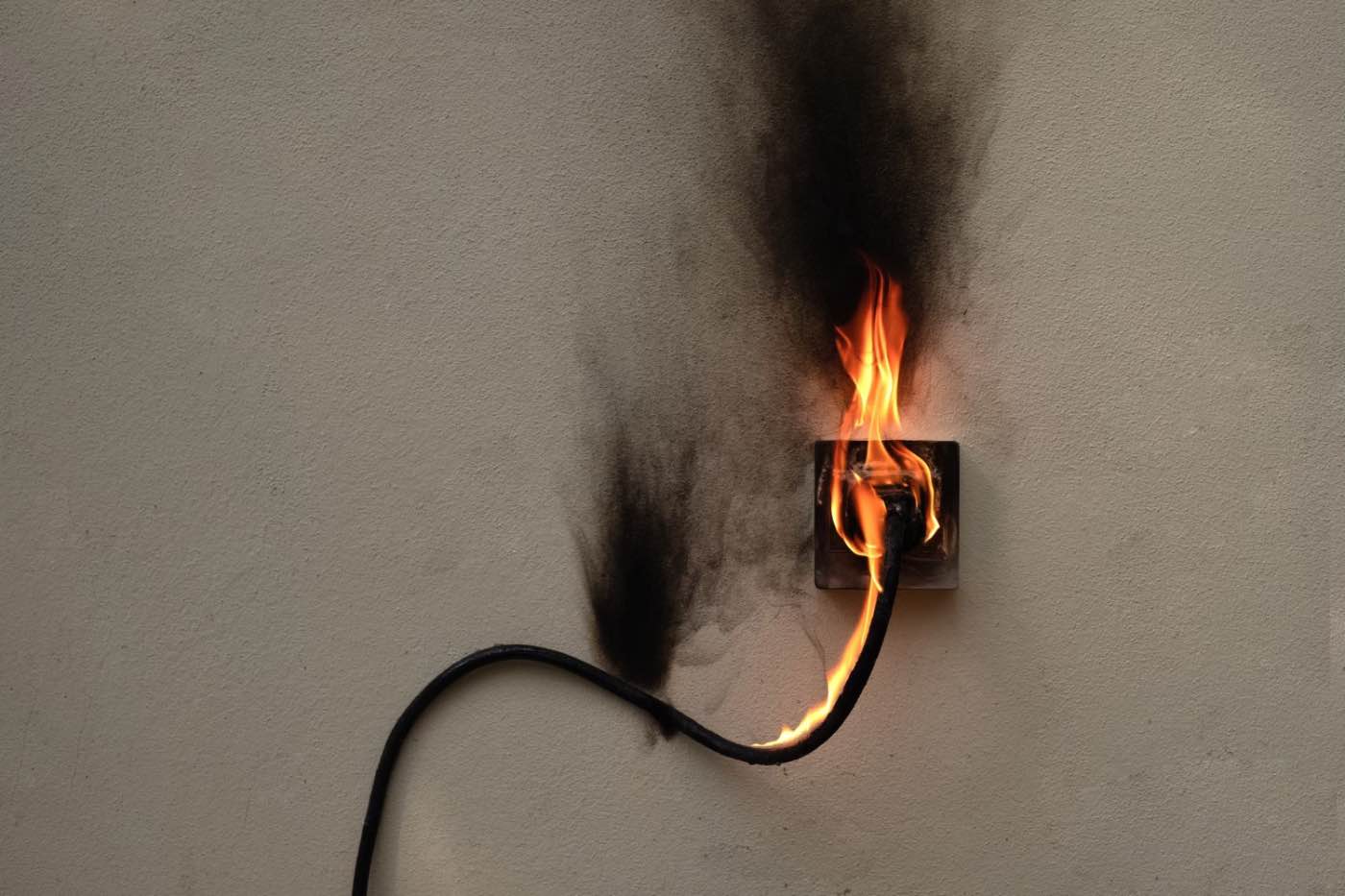 Arsurile electrice (priza care a luat foc, pericol electric, fum negru si gros)