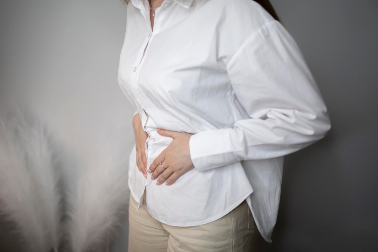 Distensie abdominala (femeie care se tine de abdomen, senzatie de burta tare, probleme digestive)