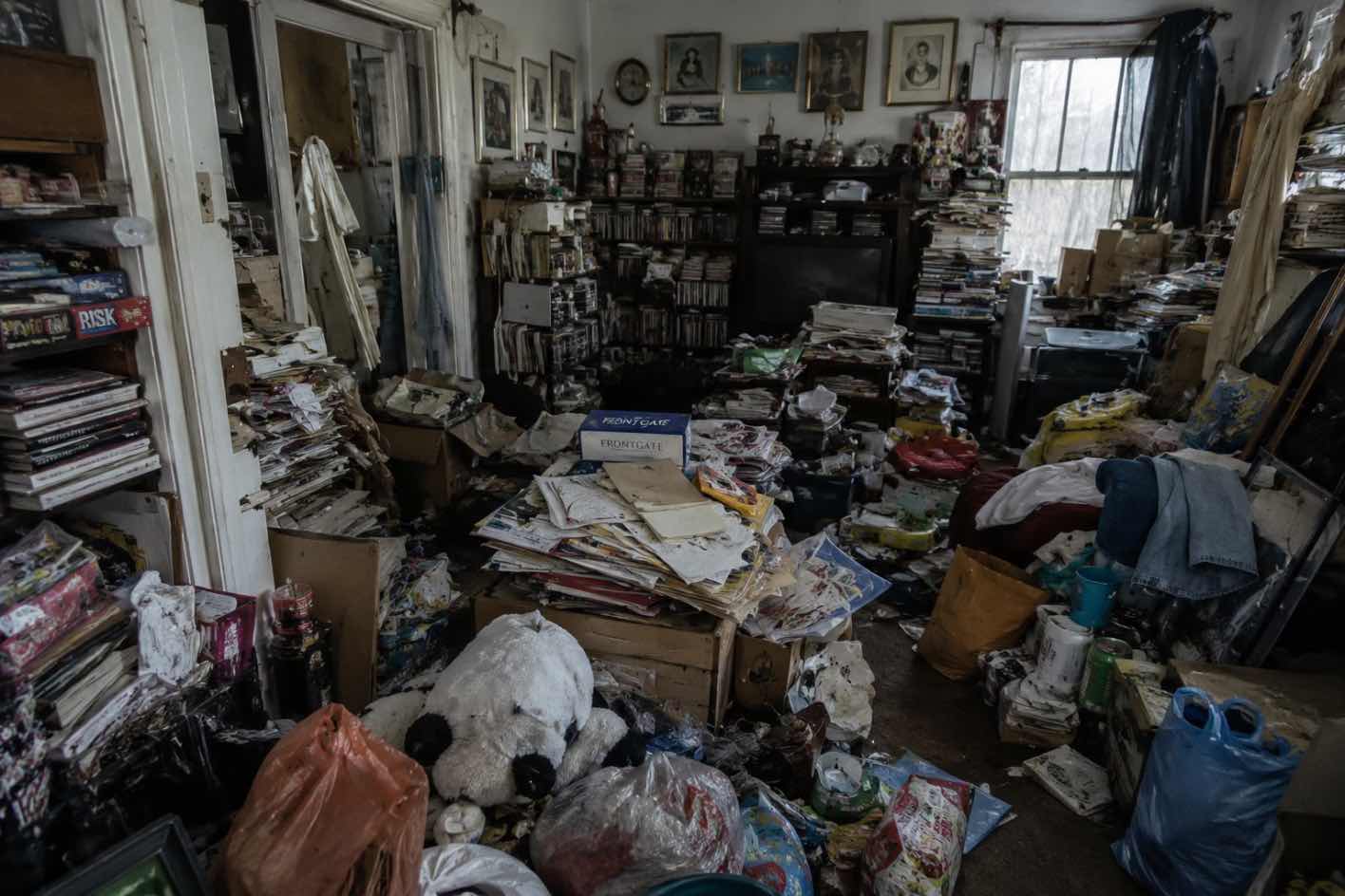 Hoarding (camera plina cu diferite obiecte, mediu insalubru, atmosfera inchisa)