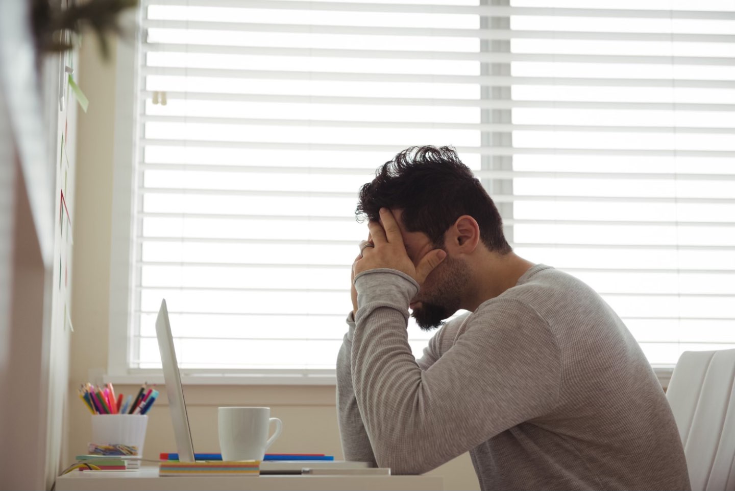 Overthinking (barbat ingrijorat, stres mintal continuu, job dificil)