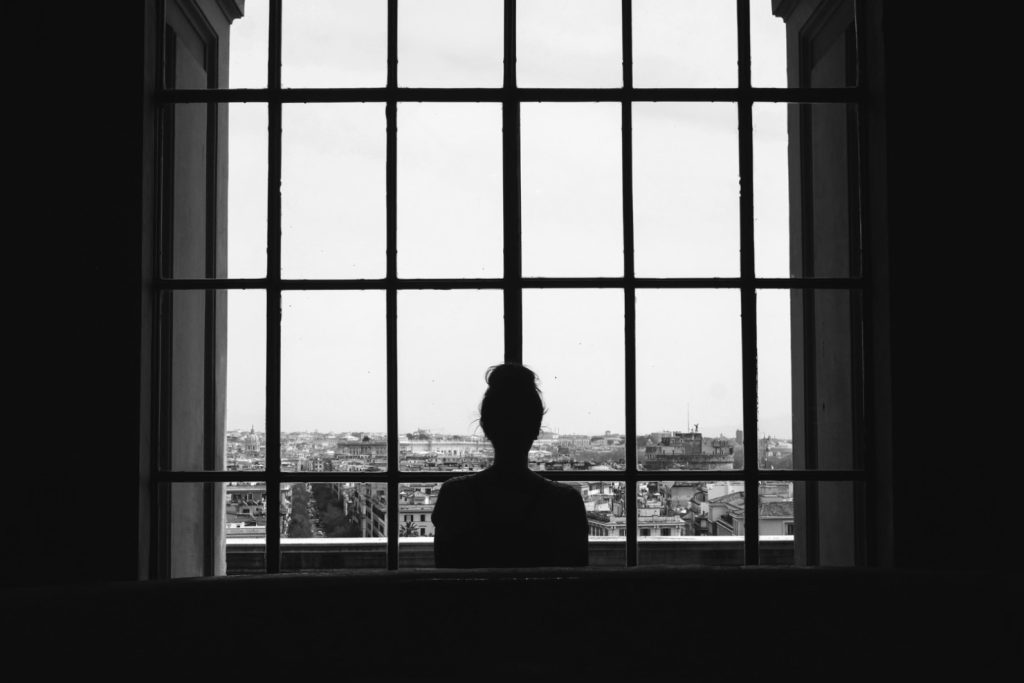 Personalitatea schizoidă – cum recunoști tulburarea și comportamentul schizoid + opțiuni de tratament