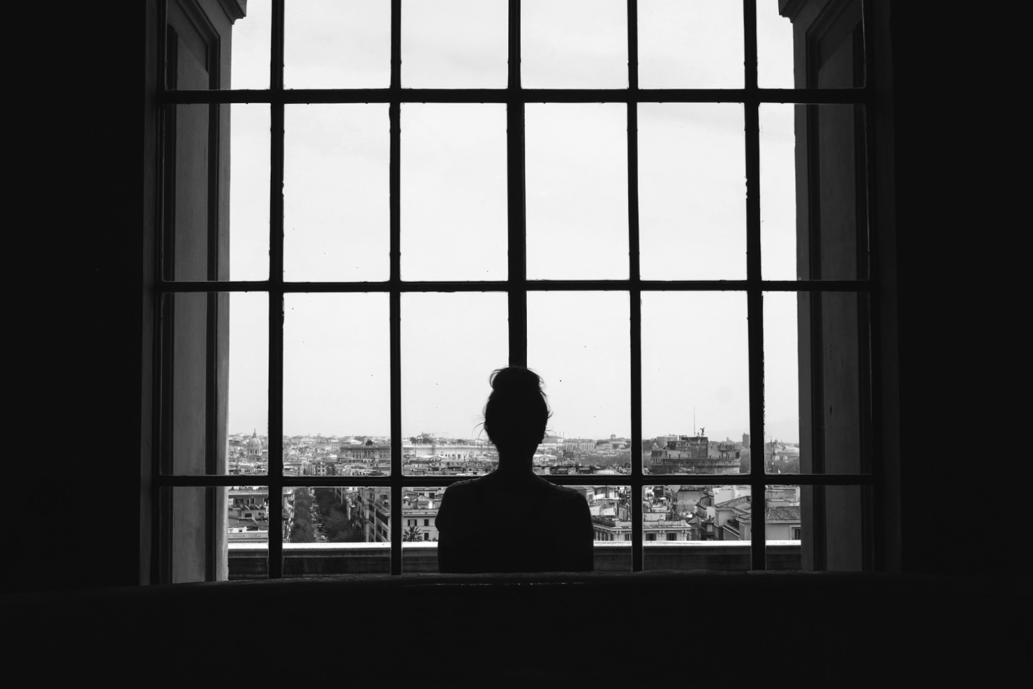 Personalitatea schizoida (femeie care se uita pe fereastra, dezinteres fata de lumea exterioara, camera intunecata)