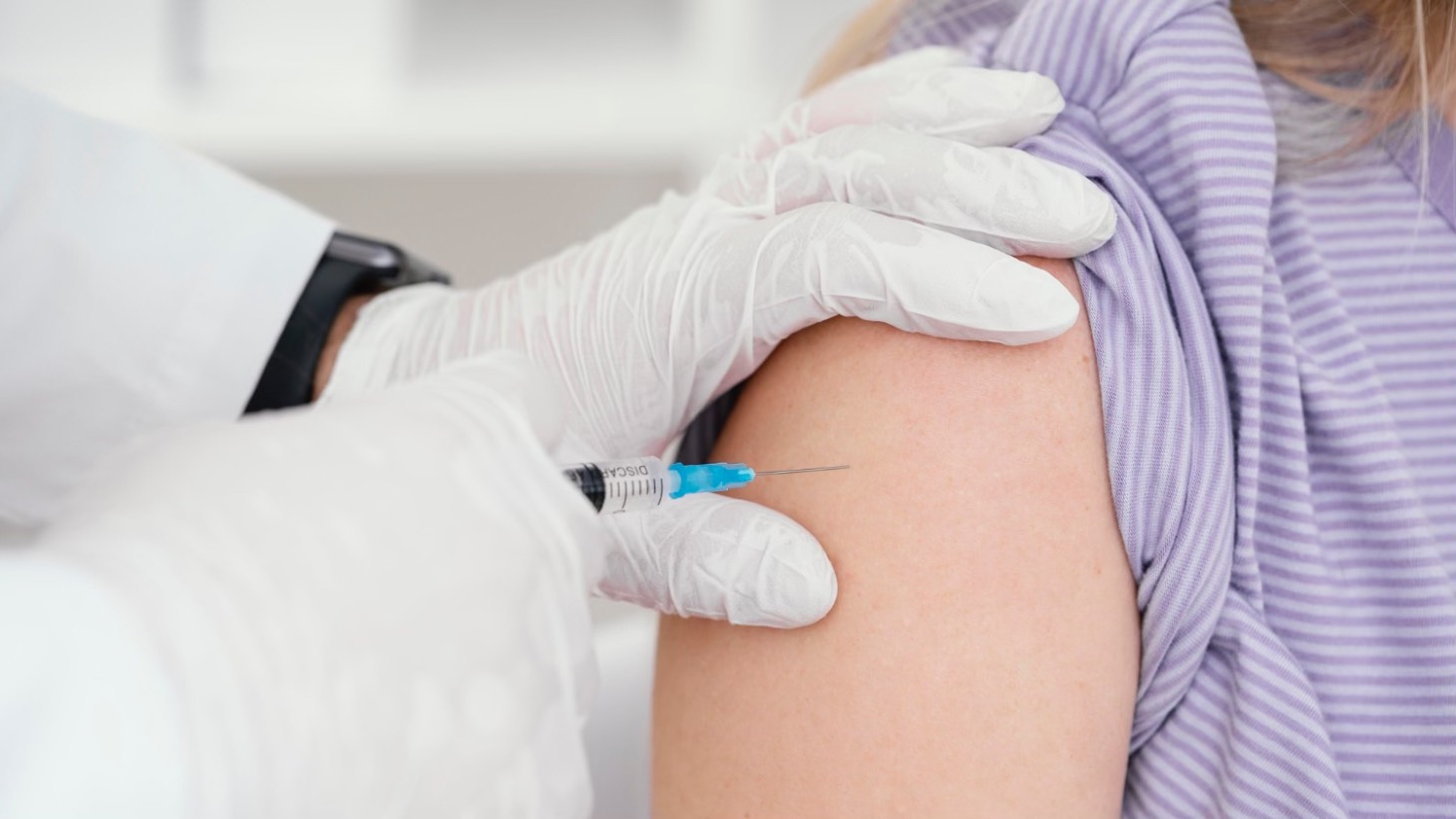 Tetanosul (doctor care vaccineaza o pacienta, ser antitetanic, siringa, tricou mov)