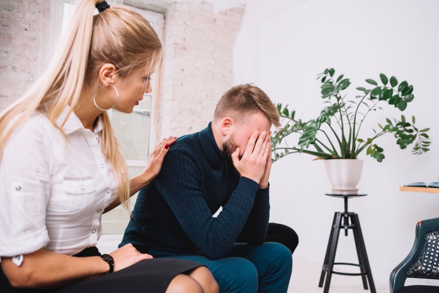 Tulburarea de adaptare (barbat coplesit de emotii, probleme personale, schimbare de job, colega care il consoleaza)