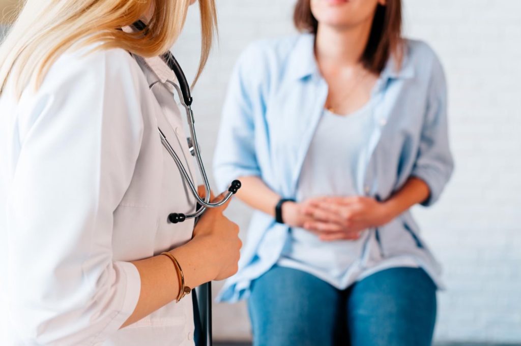 6. Viata cu rinichiul in potcoava (consult medical, medic care asculta o pacienta, probleme renale)