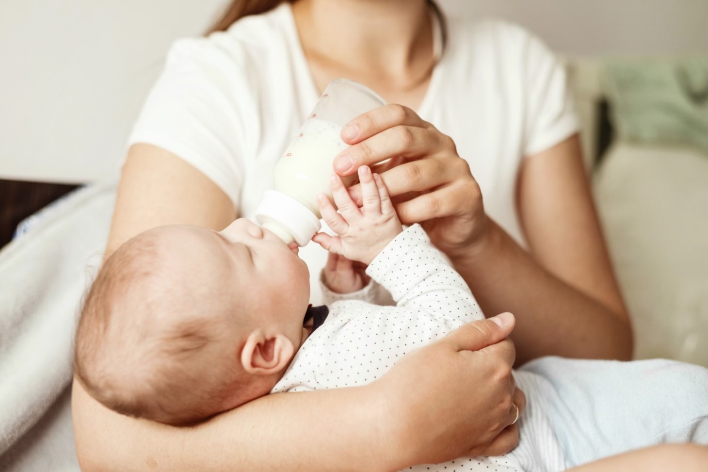 Galactozemie (mama care isi hraneste copilul cu formula, alternativa la lapte, afectiune metabolica)
