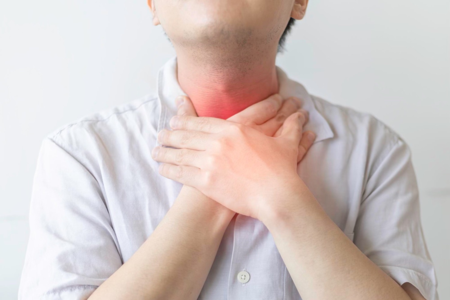 Pierderea vocii (barbat care se tine de gat, inflamatie, pierderea vocii)