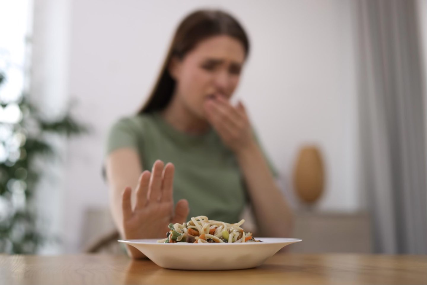 Sindromul de realimentare (femeie care refuza sa manance, dificultate la mancat, portie de paste cu legume)