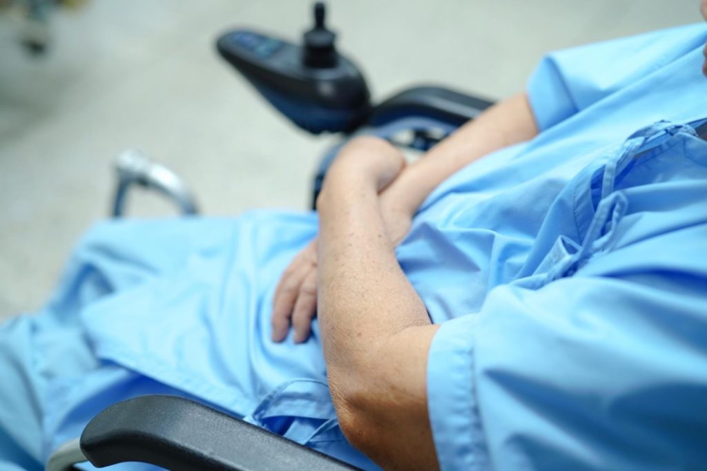 5. Tratamentul fistulei anale (pacient in sala de operatie, stare de neliniste, haina medicala albastra)