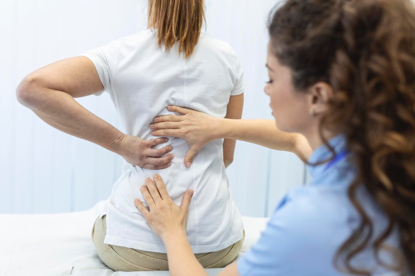Hipertrofia ligamentelor galbene (medic care examineaza o pacienta, durere de spate, cabinet de ortopedie)