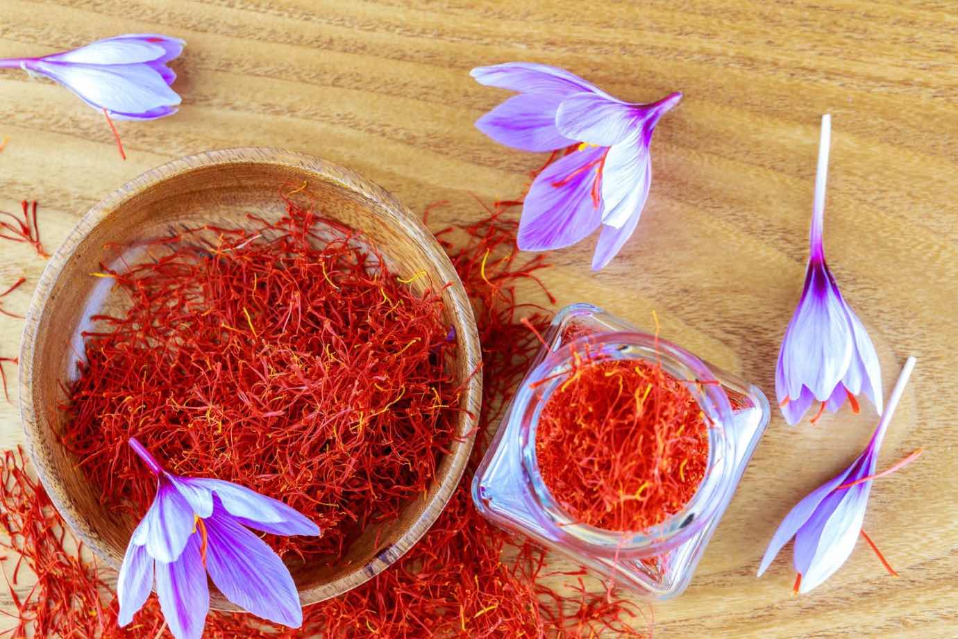 Sofranul (flori violet, fire rosii, bol din lemn)