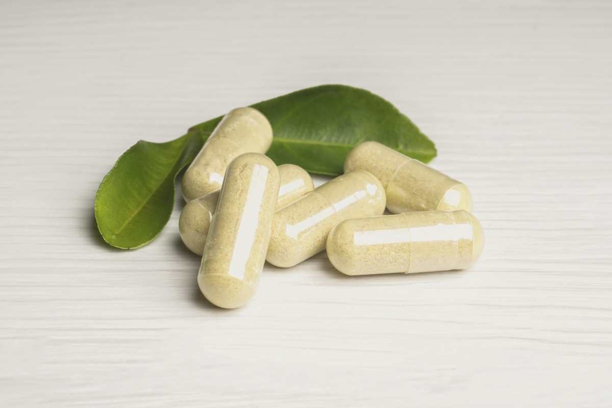 1. D Chiro Inozitol Ce este, ce beneficii ofera si cum actioneaza in organism Capsule si frunze pe masa