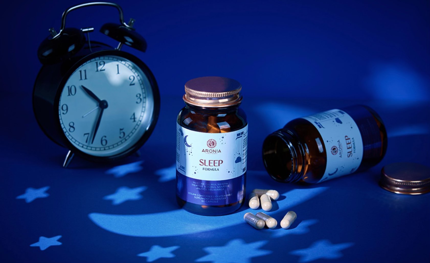 Ce suplimente ajuta la imbunatatirea somnului (Aronia Sleep Formula, recipient deschis, ceas desteptator, motive celeste)