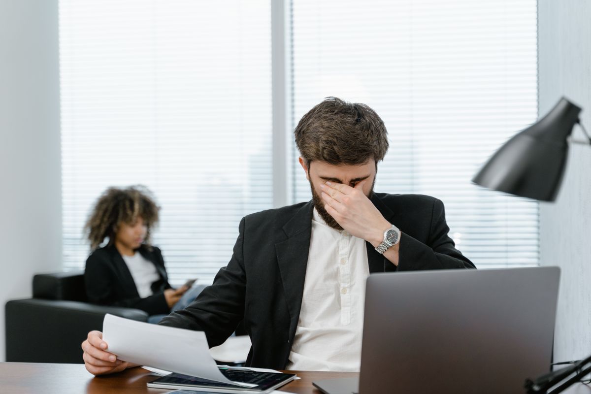 Creatina si oboseala persistenta (barbat care se freaca la ochi, burn out la locul de munca, job solicitant)