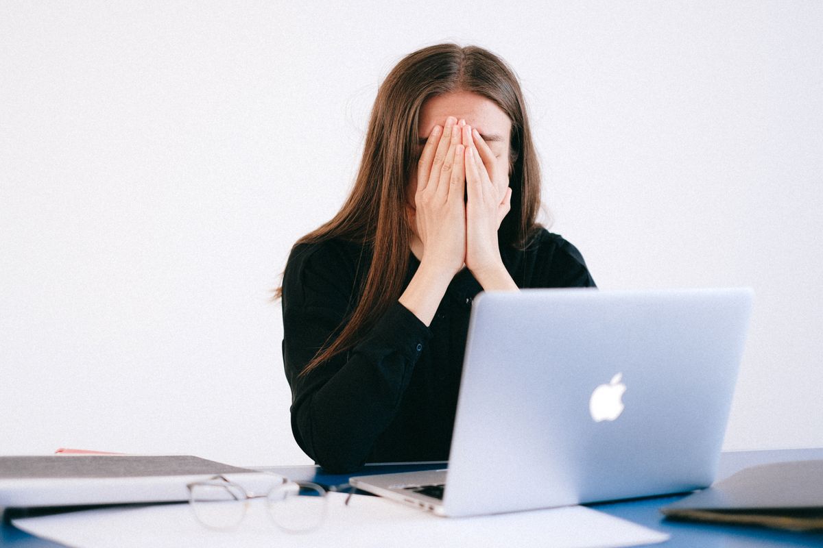 Letargia (femeie obosita care sta in fata unui laptop, somnolenta, letargie)