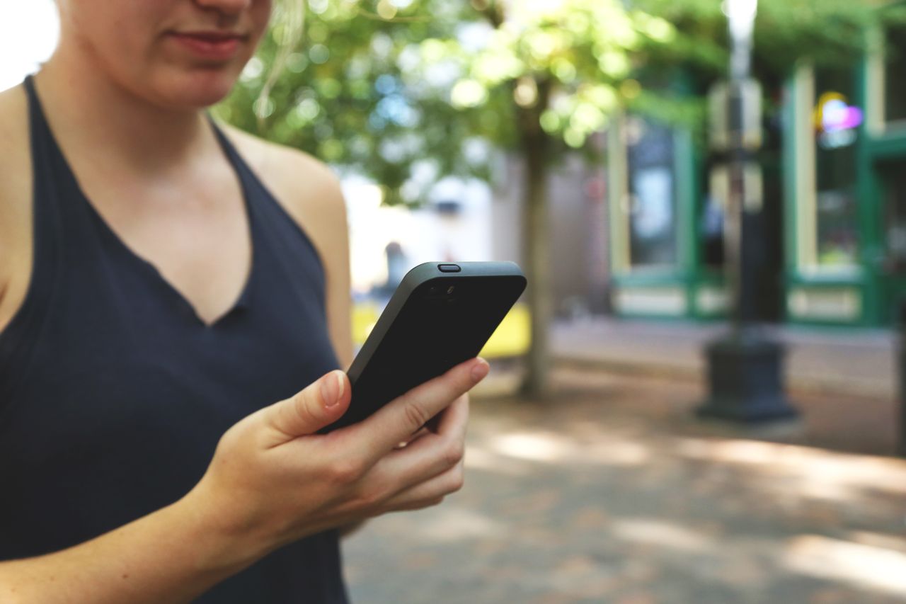Text neck Cum recunosti simptomele si ce poti face pentru prevenire si tratament
