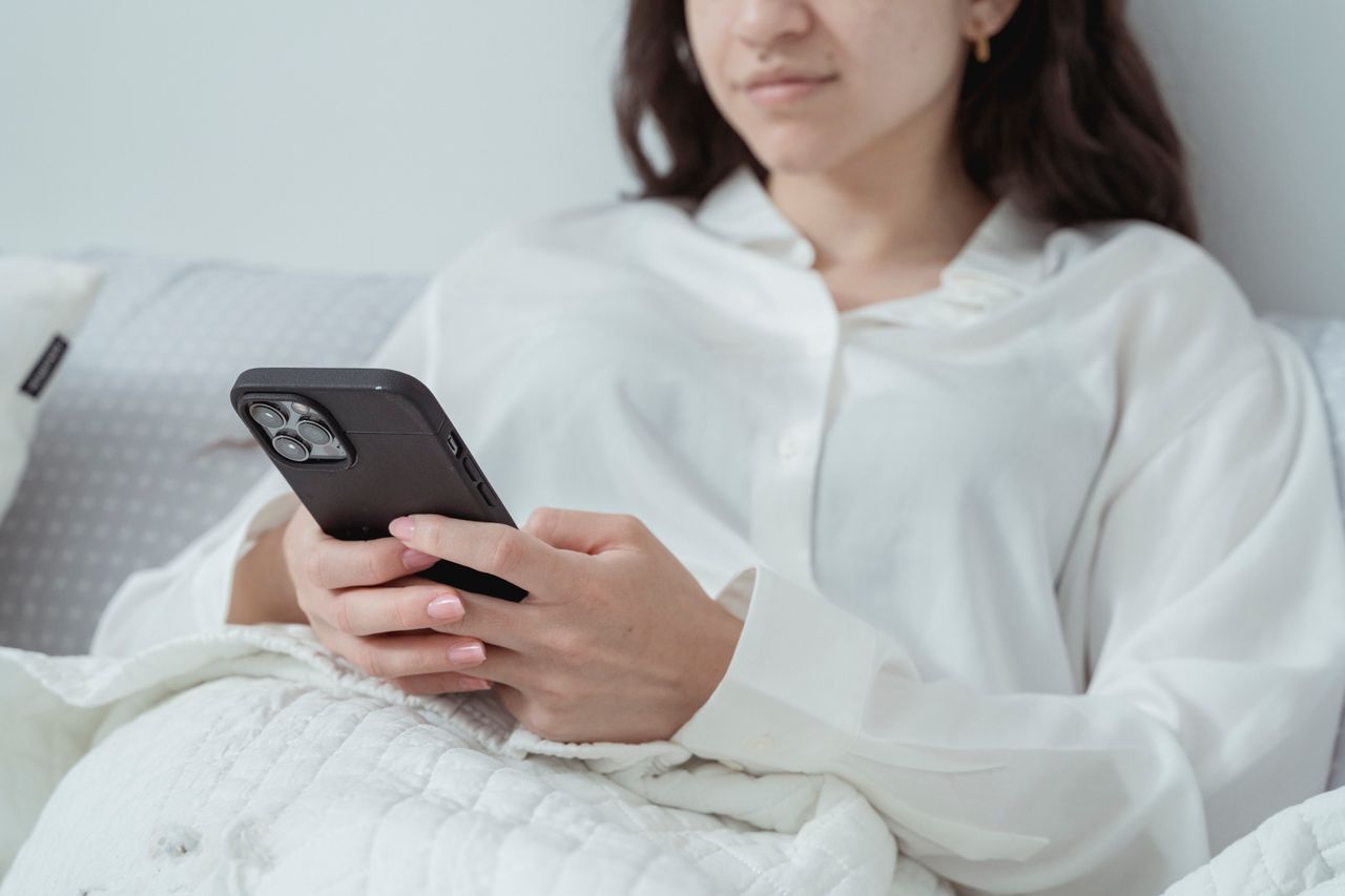 Doomscrolling cum iti afecteaza somnul si concentrarea si cum il reduci