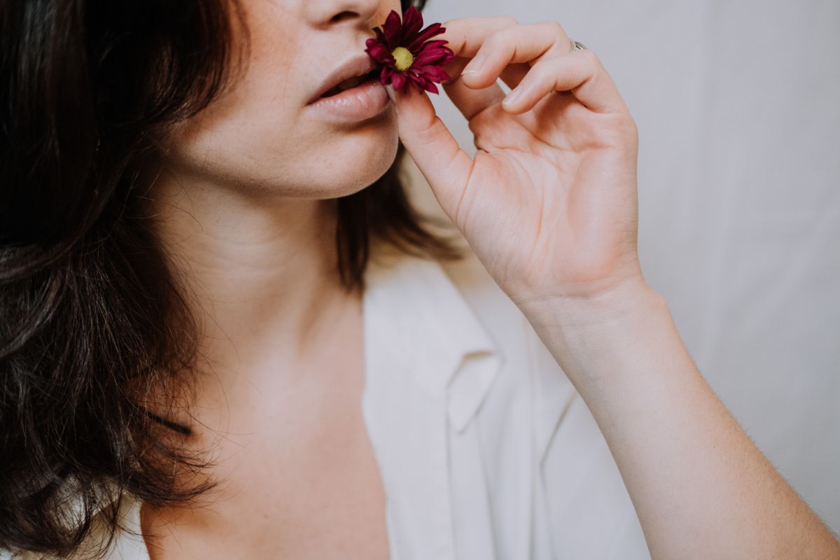 Fantosmia (femeie care miroase o floare, floare grena, miros ciudat)