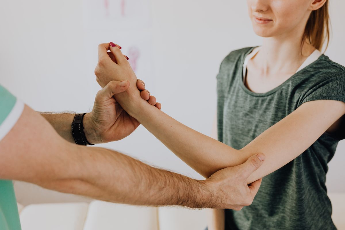 Fractura inchisa (medic care examineaza bratul unei paciente, fractura inchisa, leziune incerta a osului)