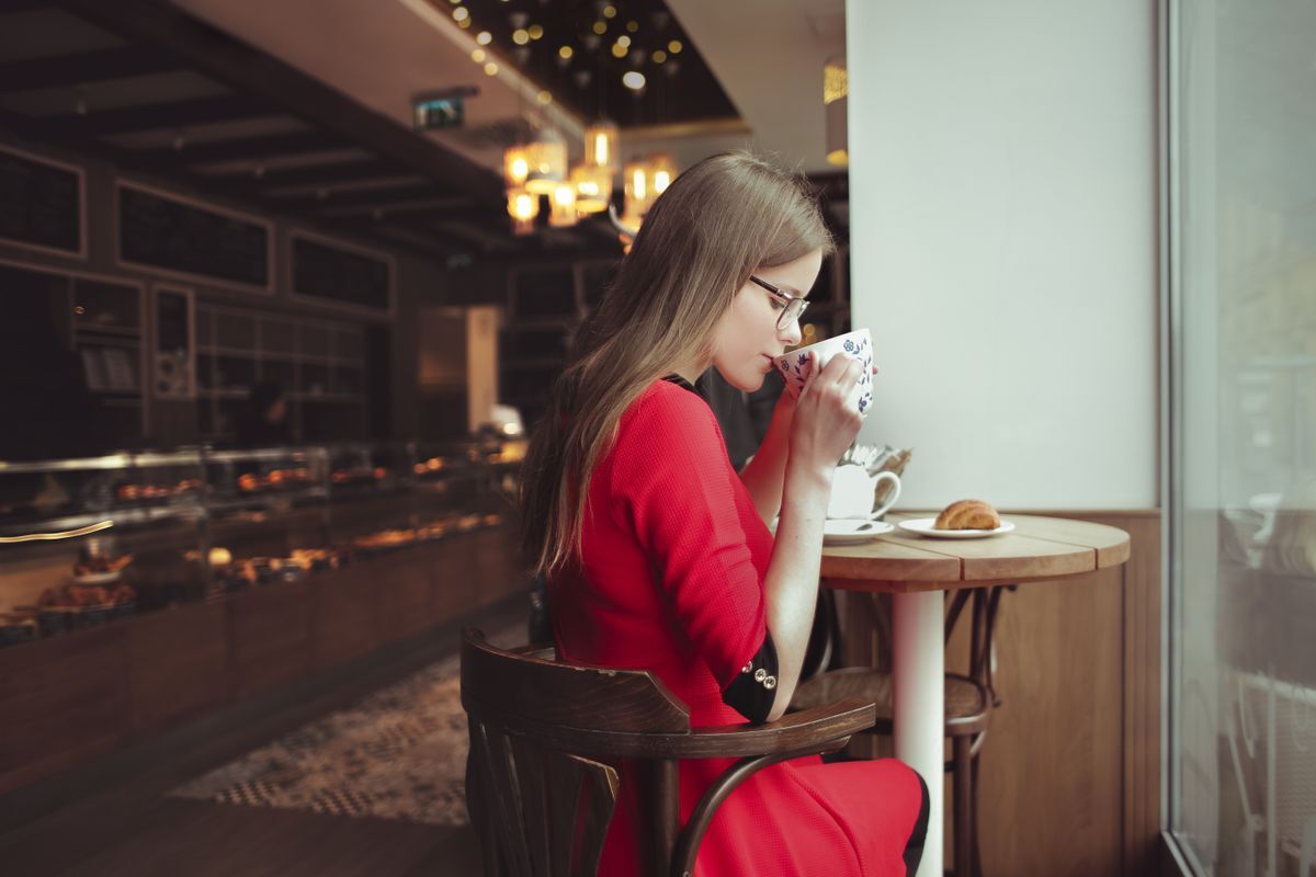 Parosmia (femeie care bea cafea, cafenea, croissant, miros apetisant)