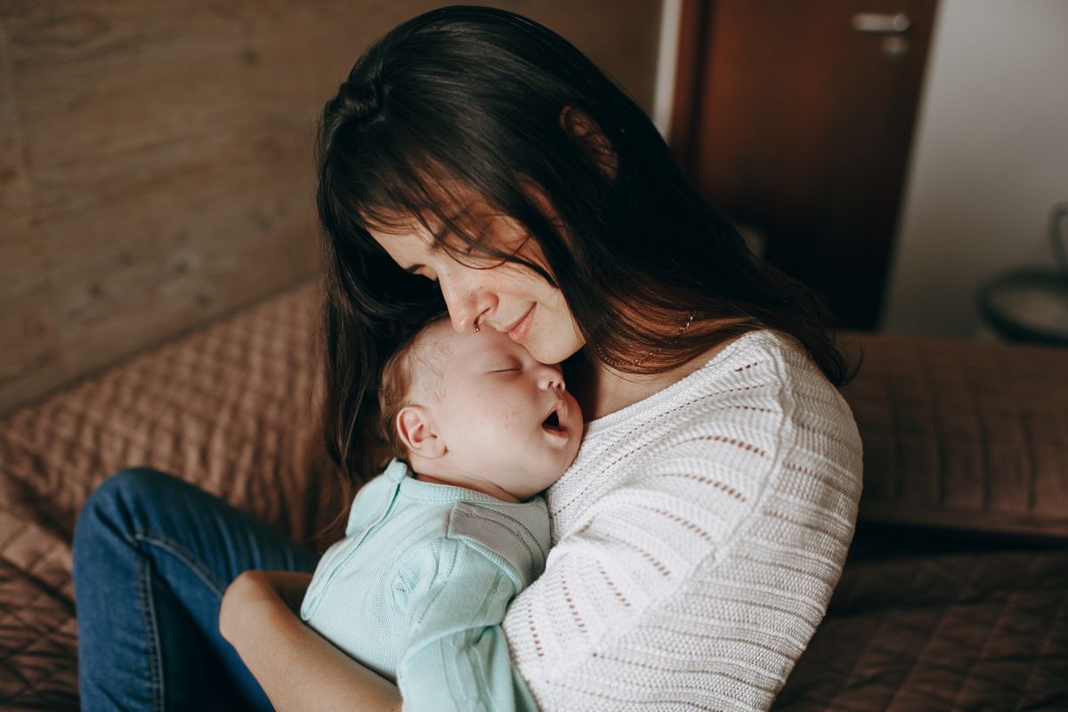 Perioada postpartum (femeie care isi imbratiseaza bebelusul, afectiune, perioada postpartum)